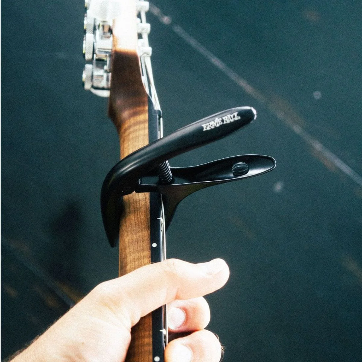 Ernie Ball Axis Capo Black - Image 3