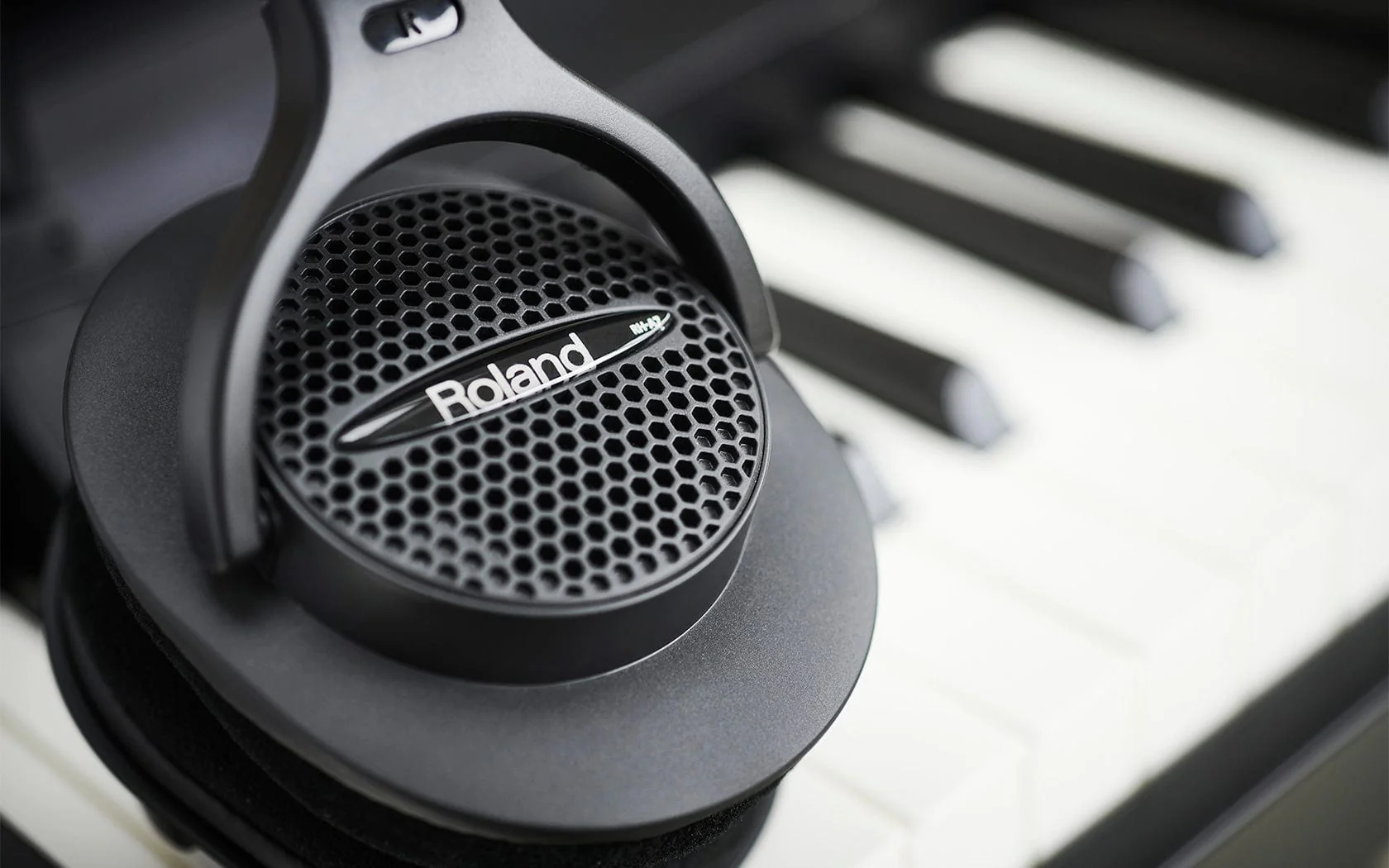 Roland RHA7 Monitor Headphones: Black - Image 3