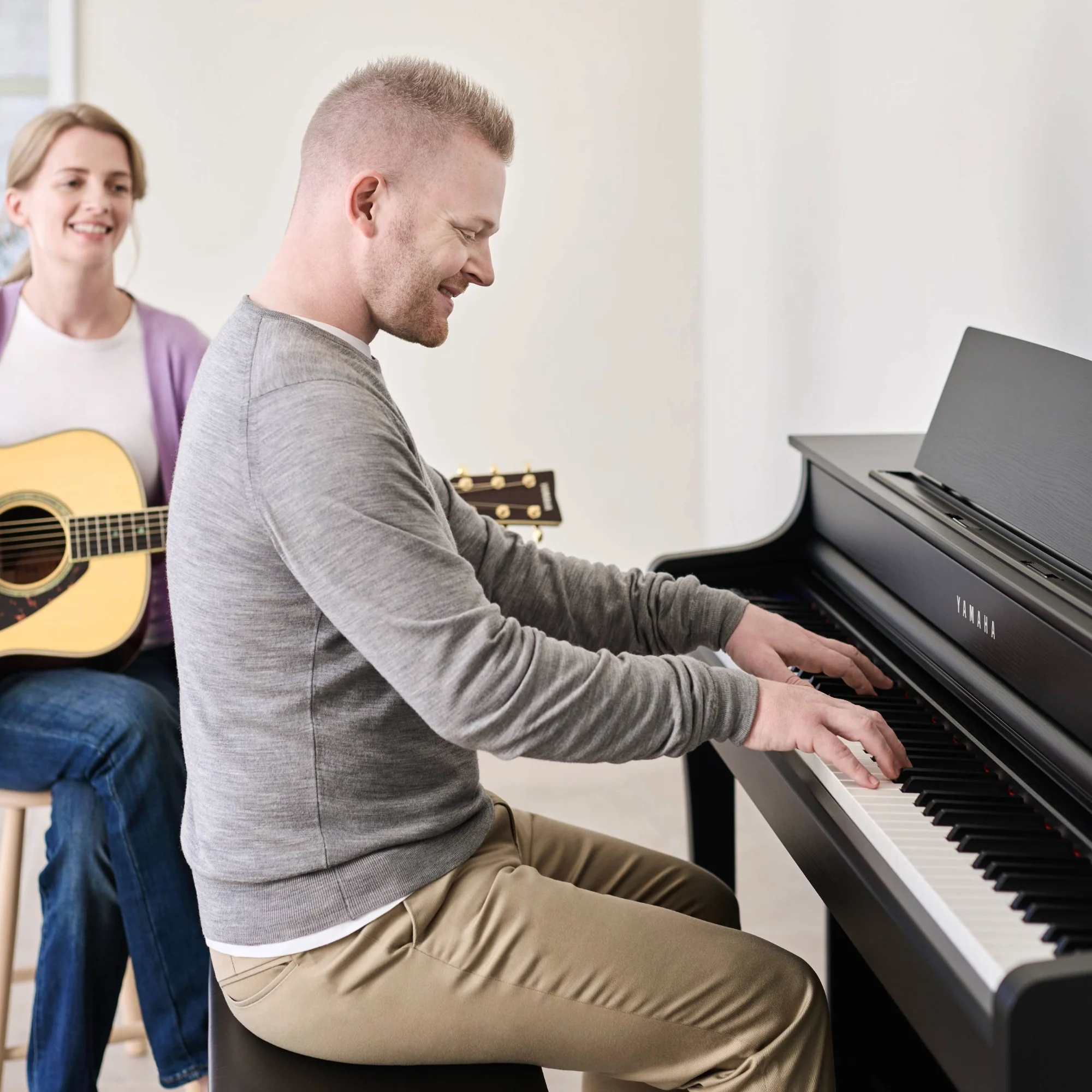Yamaha CLP845PE Clavinova Digital Piano; Polished Ebony - Image 2