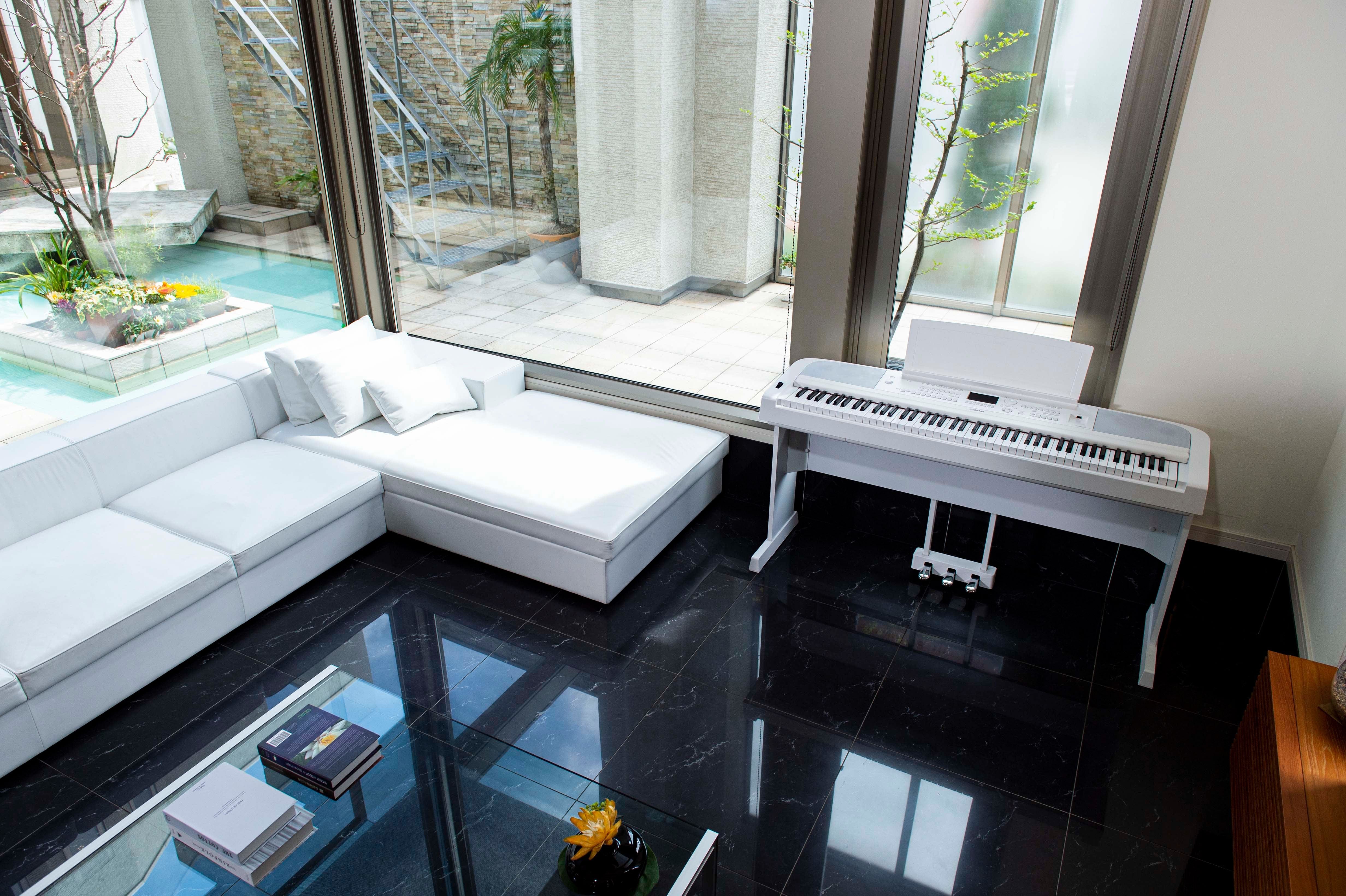 Yamaha DGX670 Digital Piano; White - Image 3